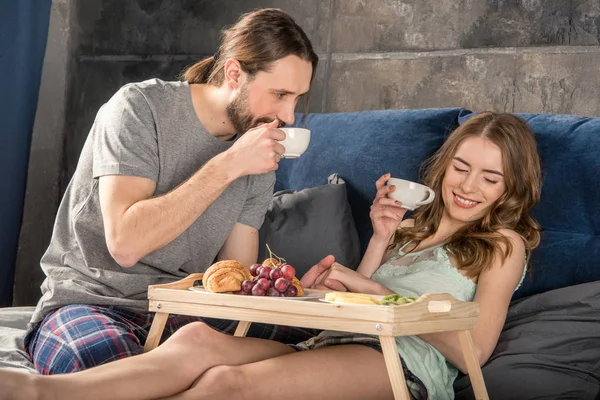 Cuplul ia micul dejun în pat — Fotografie, imagine de stoc