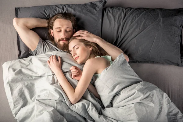 Pareja joven en la cama — Foto de Stock