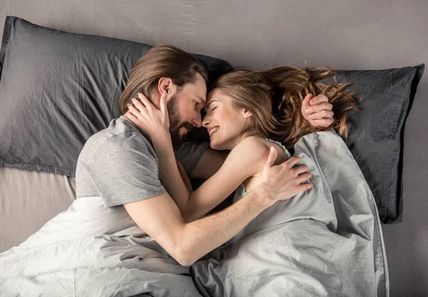 Jong paar in bed — Stockfoto