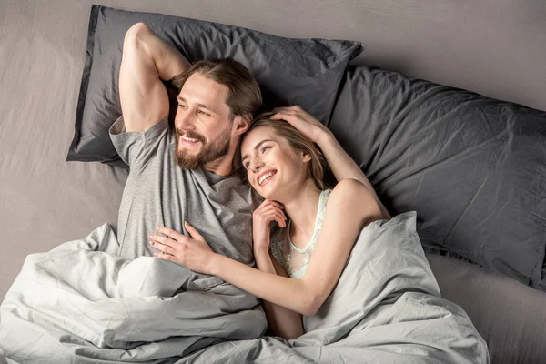 Νεαρό ζευγάρι στο κρεβάτι — Φωτογραφία Αρχείου