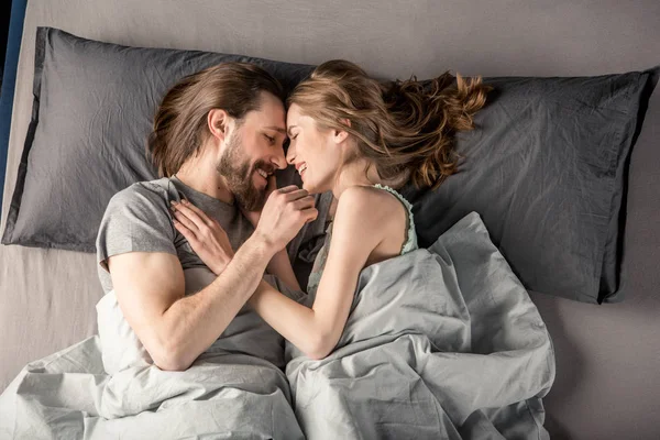 Молода пара в ліжку — стокове фото