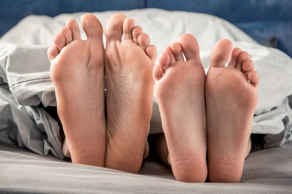 Feet of man and woman — Stock Photo, Image