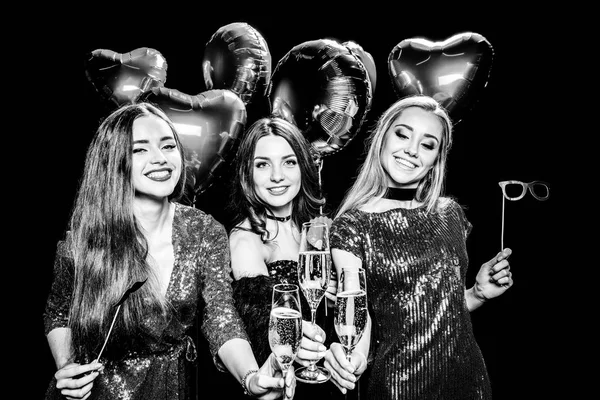 Women holding champagne glasses — Stock Photo, Image
