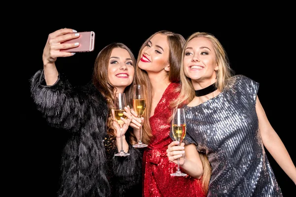 Mujeres elegantes tomando selfie — Foto de Stock