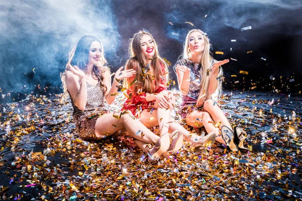 Три жінки на вечірці — стокове фото