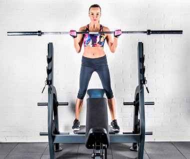 Spor salonunda egzersiz sporcumuz
