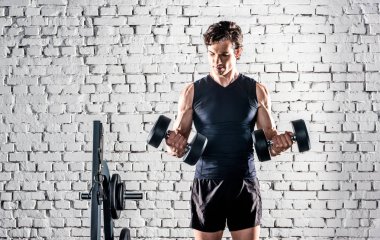 Sporcu spor salonunda egzersiz