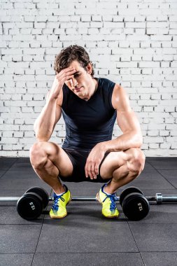 Spor salonundaki sporcu.