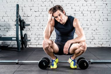 Spor salonundaki sporcu.