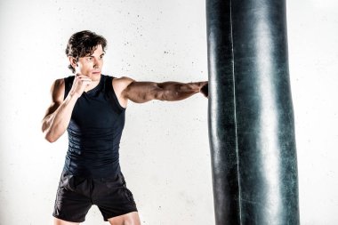 Kum torbası boks kick boks şampiyonu