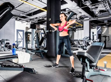 Spor salonunda egzersiz yapan kadın. 