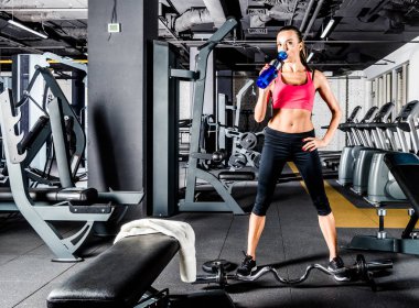 Spor salonunda egzersiz yapan kadın. 