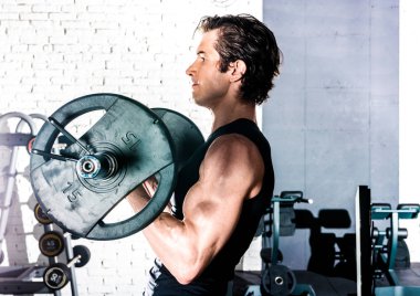 Spor salonunda egzersiz yapan adam. 