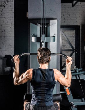 Spor salonunda egzersiz yapan adam.