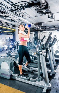 Spor salonunda egzersiz yapan kadın.