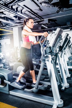 Spor salonunda egzersiz yapan kadın.