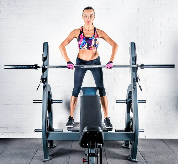 Idrottskvinna träna i gym — Stockfoto
