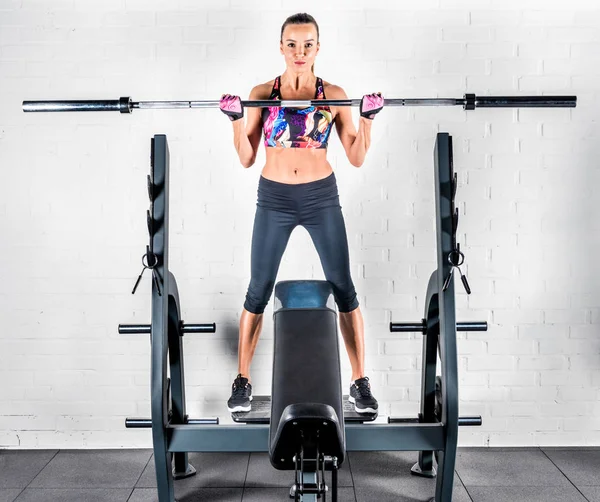 Deportiva haciendo ejercicio en el gimnasio —  Fotos de Stock