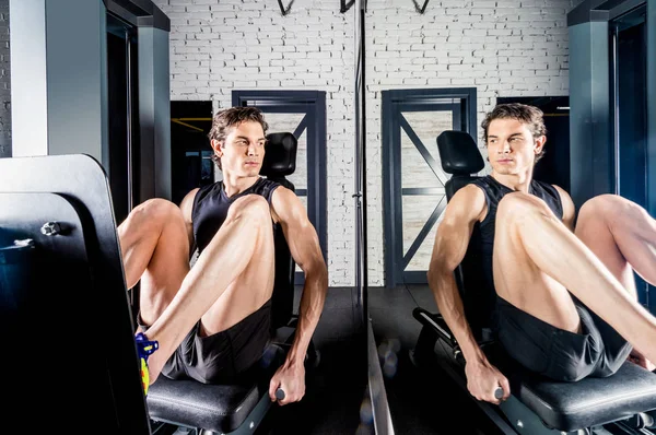 Sportsman exercising in gym — Stock Photo, Image