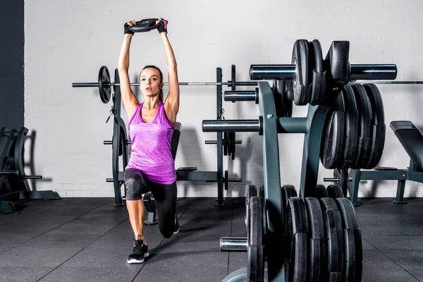 Sportswoman faisant de l'exercice au gymnase — Photo