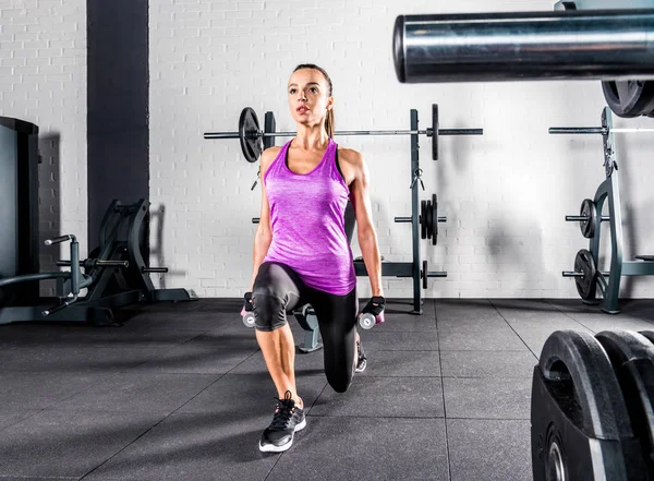 Deportiva haciendo ejercicio en el gimnasio — Foto de Stock