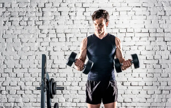 Deportista haciendo ejercicio en el gimnasio — Foto de Stock