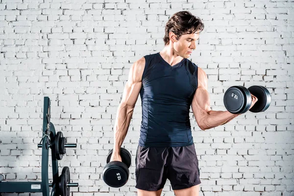 Deportista haciendo ejercicio en el gimnasio — Foto de Stock