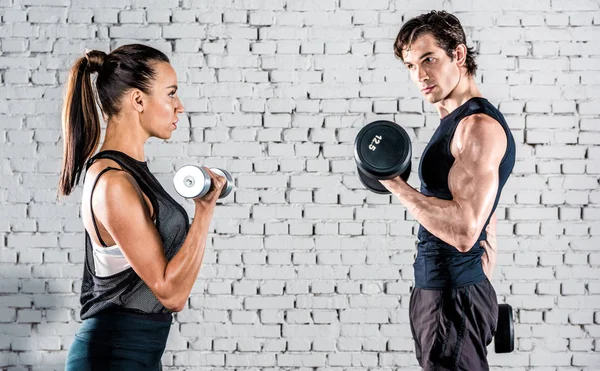 Entrenamiento de deportistas en el gimnasio — Foto de Stock