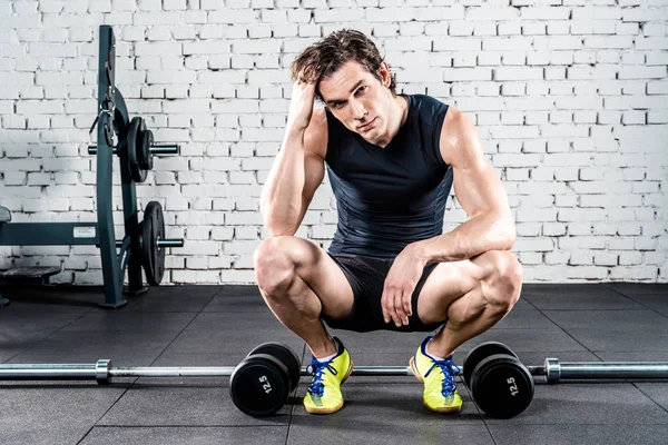 Hombre deportivo en el gimnasio — Foto de Stock