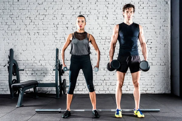 Treinamento de desportistas em ginásio — Fotografia de Stock