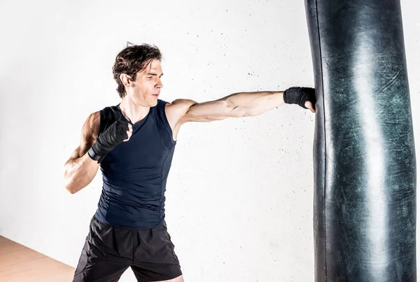 Combatiente musculoso kickbox —  Fotos de Stock
