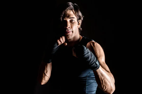Combatiente musculoso kickbox — Foto de Stock