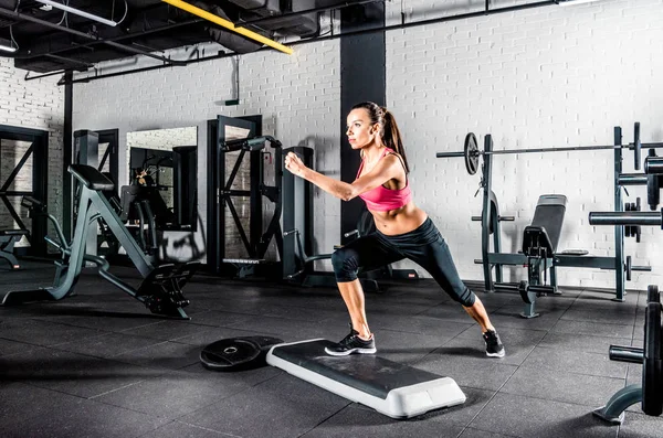 Vrouw in de sportschool — Stockfoto