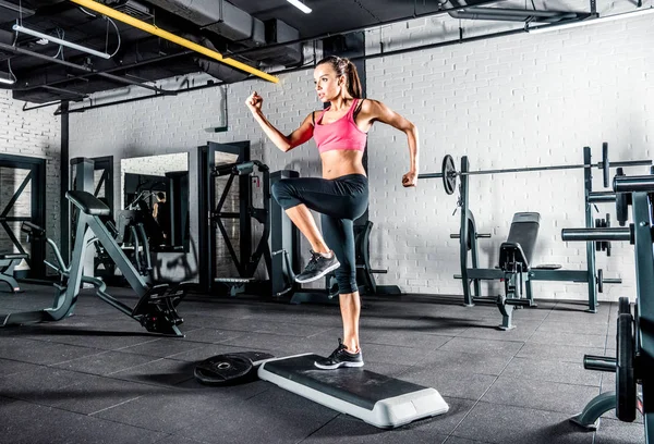 Vrouw in de sportschool — Stockfoto