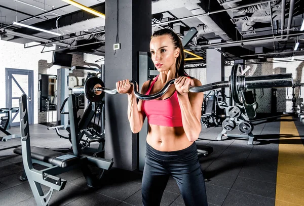 Spor salonunda egzersiz yapan kadın. 