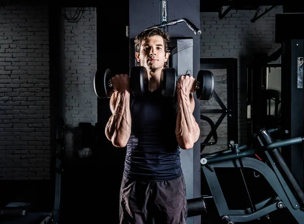 Man exercising in gym — Stock Photo, Image