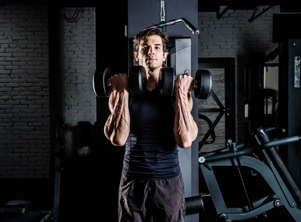 Hombre haciendo ejercicio en el gimnasio — Foto de Stock