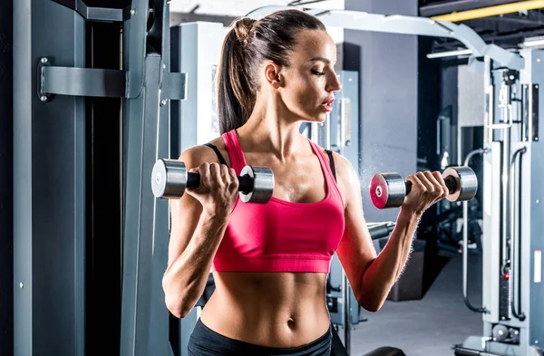 Spor salonunda egzersiz yapan kadın. — Stok fotoğraf