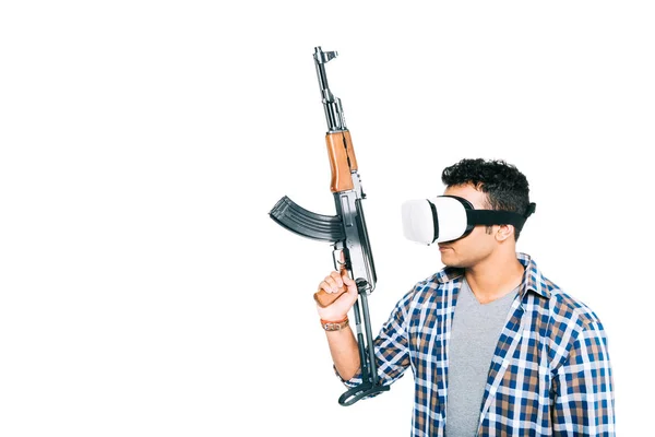 Людина в гарнітурі віртуальної реальності з гвинтівкою — стокове фото