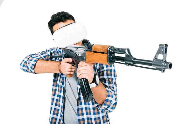 Hombre en auriculares de realidad virtual con rifle — Foto de stock gratis