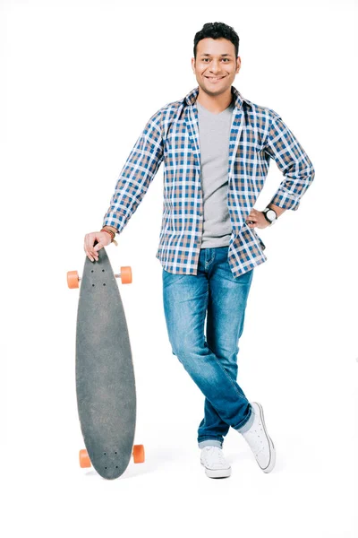 Afroamerikanska man med skateboard — Stockfoto