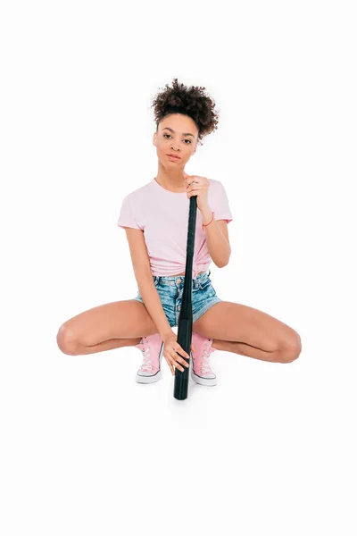 Chica afroamericana con bate de béisbol — Foto de stock gratis