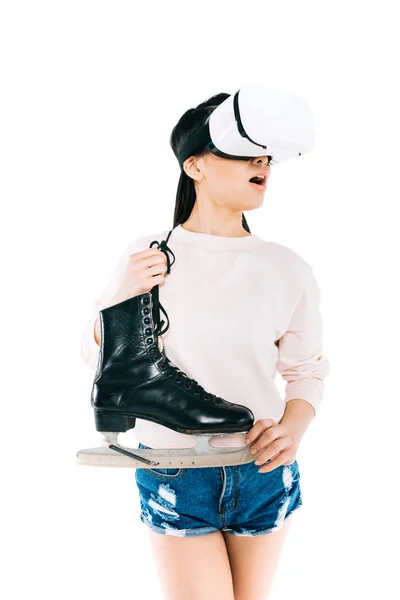 Chica en casco de realidad virtual con patines — Foto de stock gratis