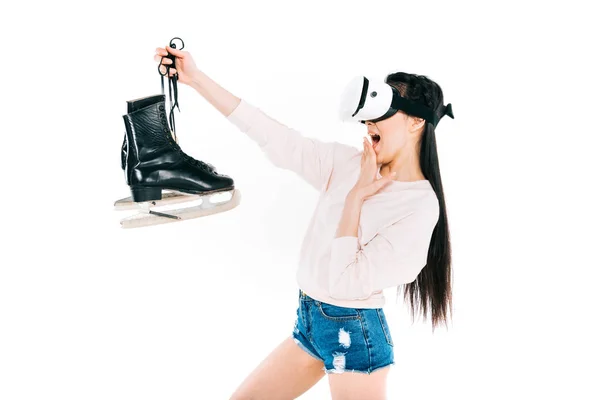 Mädchen im Virtual-Reality-Headset mit Schlittschuhen — kostenloses Stockfoto