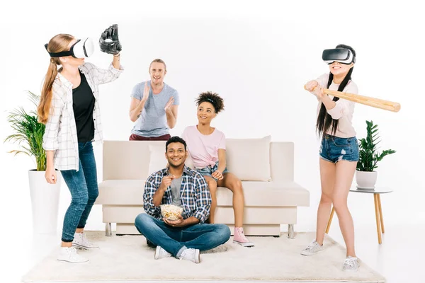 Amigos multiétnicos en auriculares de realidad virtual — Foto de Stock