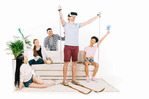Мультиэтнические друзья в виртуальной реальности — стоковое фото