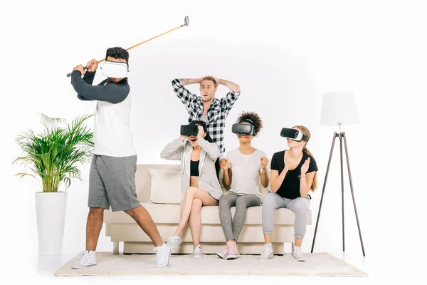 Мультиэтнические друзья в наушниках виртуальной реальности — стоковое фото