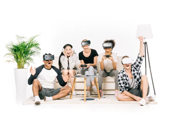 Amigos en auriculares de realidad virtual — Foto de Stock