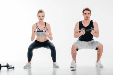 Çift dumbbells ile ağız kavgası yapıyor