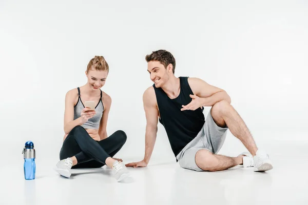 Couple regardant le téléphone après l'entraînement — Photo